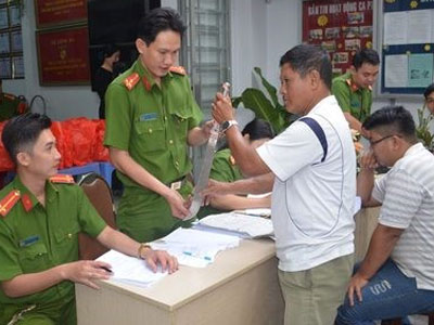 Dân Sài Gòn mang dao kiếm, mã tấu đi đổi quà Tết