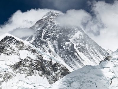 Động đất làm lùn cả đỉnh núi cao nhất thế giới Everest?