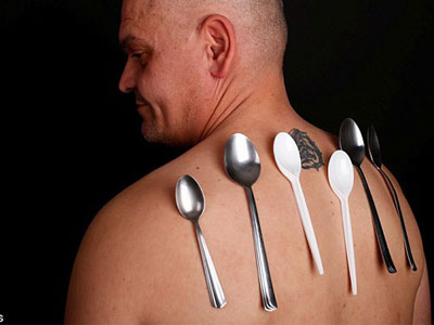 Người đàn ông có khả năng hút đồ kim loại lên người