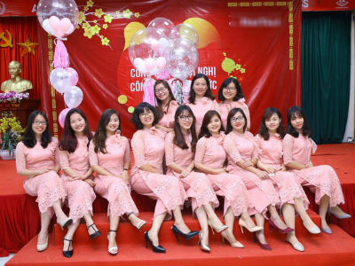 Tiệc tất niên công ty độc đáo với "đội quân hường phấn" lấn át mọi ánh hào quang