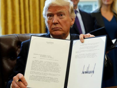 Trump ký sắc lệnh gây tranh cãi