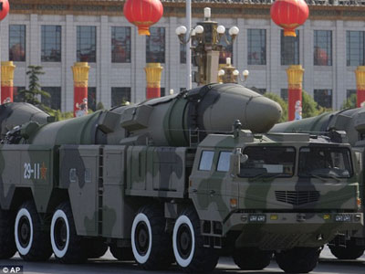 Trung Quốc dồn tên lửa đạn đạo sát biên giới Nga "răn đe" Trump?