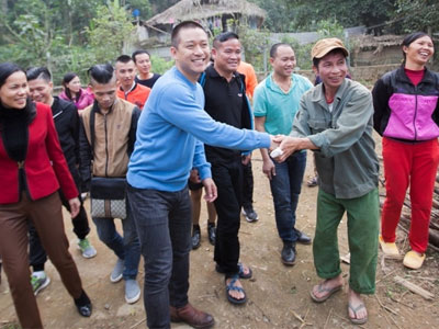 Tuấn Hưng trao quà Tết cho người dân vùng cao
