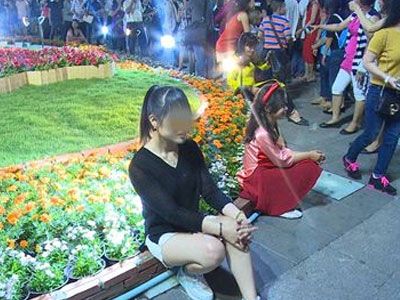 Giẫm đạp, bẻ cành ngay sau khai mạc đường hoa Nguyễn Huệ