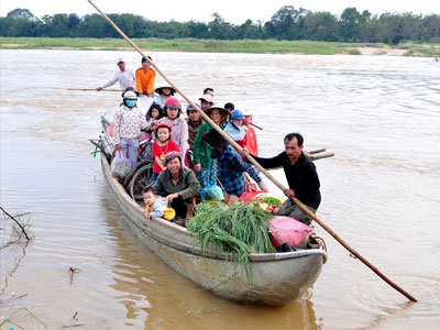 Lũ bất thường giáp Tết, dân Quảng Ngãi khốn đốn
