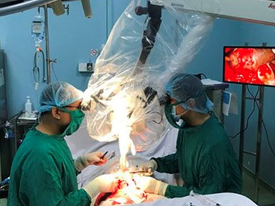 Tông vào dải phân cách, thanh niên đứt lìa… dương vật