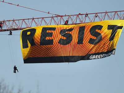Trèo lên cần cẩu gần Nhà Trắng để phản đối Trump