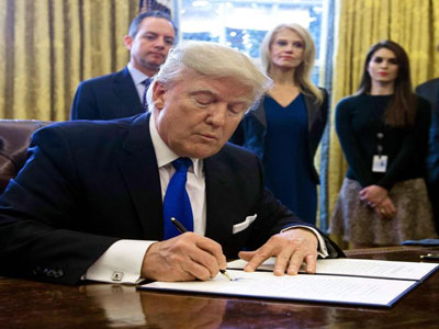 Trump ra lệnh xây bức tường biên giới với Mexico
