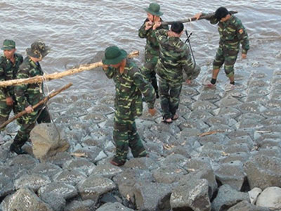 Chủ tịch tỉnh Bạc Liêu đi chống sạt lở ngày giáp Tết