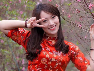 9X xinh đẹp nổi tiếng trên mạng chúc Tết bằng 10 thứ tiếng