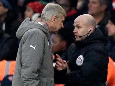 Arsene Wenger bị cấm chỉ đạo trận đại chiến với Chelsea