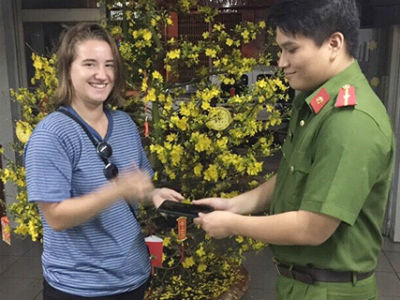Đặc nhiệm Sài Gòn quật ngã kẻ cướp iPhone của nữ du khách