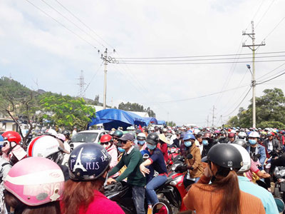 Dân vùng lũ Bình Định ùn ùn đi viếng mộ, đường vào nghĩa trang kẹt cứng