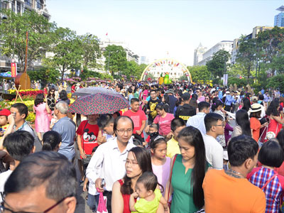 Đường hoa đông nghịt người ngày mùng 1 Tết