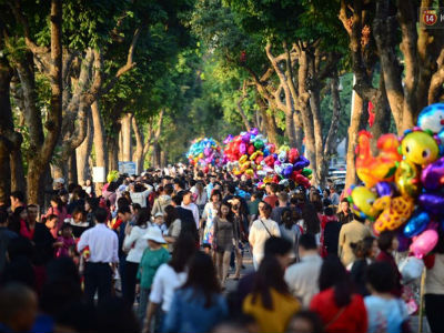 Hà Nội: Biển người đổ về hồ Gươm trong chiều mùng 1 Tết