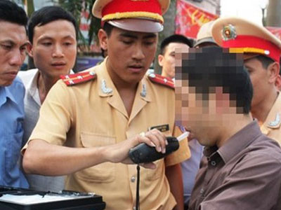 Ngày Tết, uống bao nhiêu rượu bia sẽ bị phạt khi lái xe?