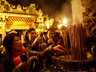 Người dân châu Á đi chùa cầu năm mới bình an