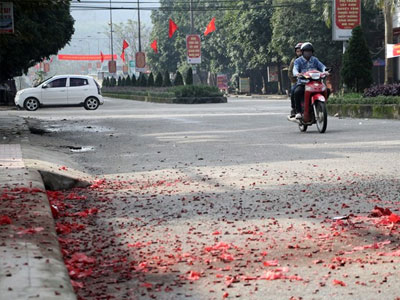 Xác pháo đỏ thắm dọc quốc lộ 8A sáng mùng 1 Tết