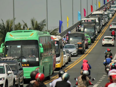​Cầu Rạch Miễu lại kẹt xe nghiêm trọng trong ngày mùng 2 tết