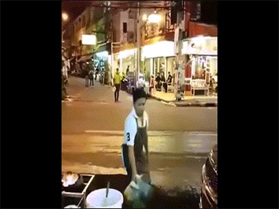 Clip: Chàng đầu bếp gây choáng với món "rau xào bay"