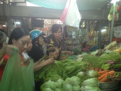 Mùng 2 tết, rau xanh trữ lạnh hét giá trên trời