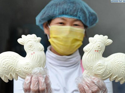 Nặn bánh bao hình gà đón năm Đinh Dậu