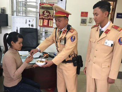 CSGT Hà Nội giúp đỡ cô gái trẻ đi lang thang suốt 3 ngày Tết