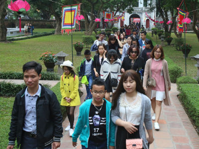 Sờ đầu rùa, rải tiền lẻ cầu may ở Văn Miếu - Quốc Tử Giám
