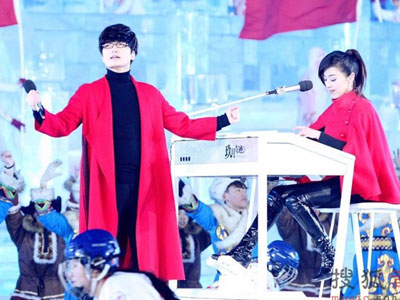 Ca sĩ Trung Quốc bị tai nạn trên sân khấu khi diễn với chồng
