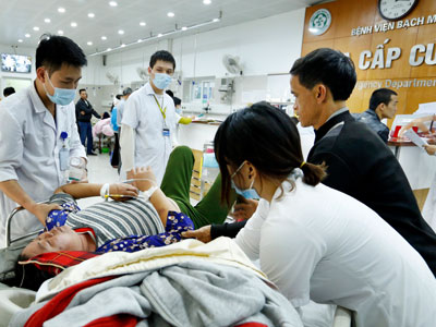 Hàng chục người nôn ra máu, nhập viện vì uống nhiều bia rượu Tết