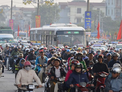 Người dân trở lại Hà Nội, nhiều tuyến đường ùn tắc