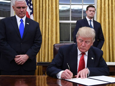 Nhà Trắng biện hộ việc bắt bé trai 5 tuổi theo lệnh cấm nhập cảnh của Trump