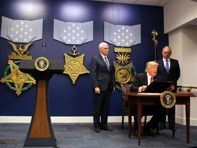 Ông Trump ký sắc lệnh cắt hàng loạt quy định chính phủ