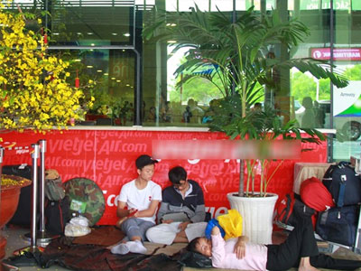 Trải chiếu nằm chờ chuyến bay ở Tân Sơn Nhất