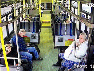 Người đàn ông thoát chết trong gang tấc khi chiếc xe bán tải lao thẳng vào xe bus