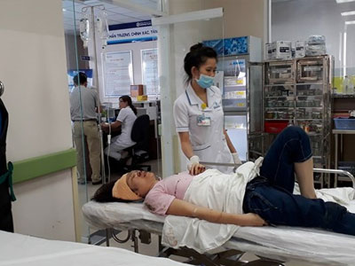Tàu hỏa tông xe khách: Nhiều trẻ em đang nguy kịch