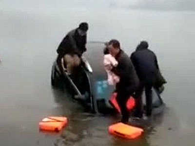 Bố mạo hiểm ném con gái lên bờ, thoát khỏi ô tô đang chìm