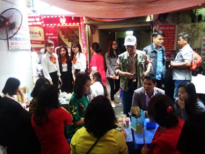 Bội thực giò thịt, dân đứng đợi 30 phút để được ăn bún cá