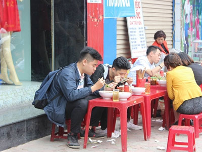 Bún riêu 100 ngàn, trà đá 10 ngàn: Hà Nội chặt chém đầu năm