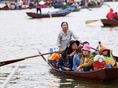Chùa Hương đông khách trước ngày khai hội