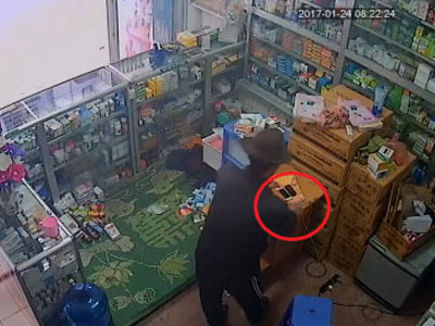 Clip lẻn vào trộm điện thoại cực nhanh trong cửa hàng thuốc
