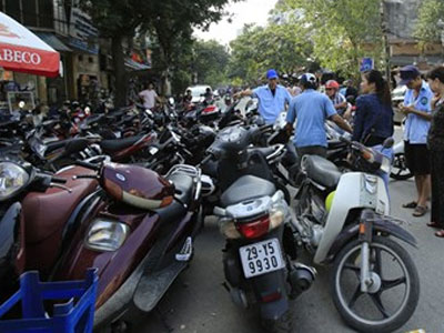 Giá trông giữ xe lễ hội tiếp tục nhảy múa