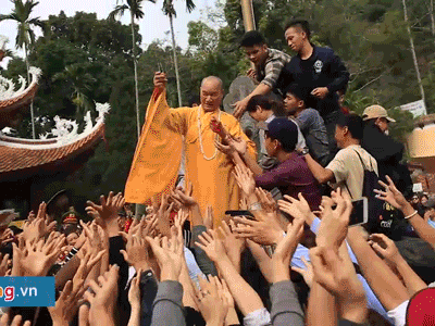 Hỗn loạn khi tranh lộc tại lễ khai hội chùa Hương
