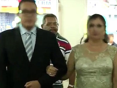 Khoảnh khắc sát thủ đi ngay sau cô dâu chú rể chỉ ít giây trước khi nổ súng trong đám cưới