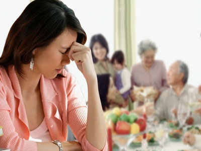 Mừng tuổi mẹ chồng 200 nghìn, tôi bị cả nhà chồng "tẩy chay"