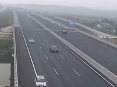 Triệu tập 3 lái xe ôtô chạy lùi trên đường cao tốc