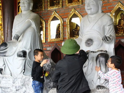 Vô tư sờ tượng thần, Phật, ném tiền lẻ ở chùa Bái Đính