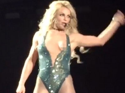 Britney Spears hớ hênh khi biểu diễn trên sân khấu