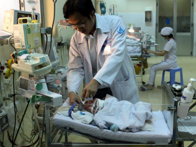 Cứu sống một bé trai sơ sinh 10 ngày bị tắc dạ dày không thể tiêu hóa sữa