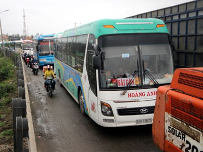 Kẹt xe suốt 10 giờ trên quốc lộ 1A